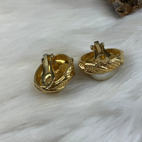 Vintage Heavy Gold Tone & Faux Pearl Clip On Earrings Textured Swirl Classic - Picture 8 of 8